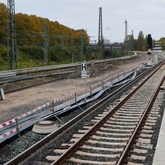 Der neue Fern- und Regionalbahnhof Hamburg-Altona wird seinen Betrieb voraussichtlich zwei Jahre später als bislang geplant aufn