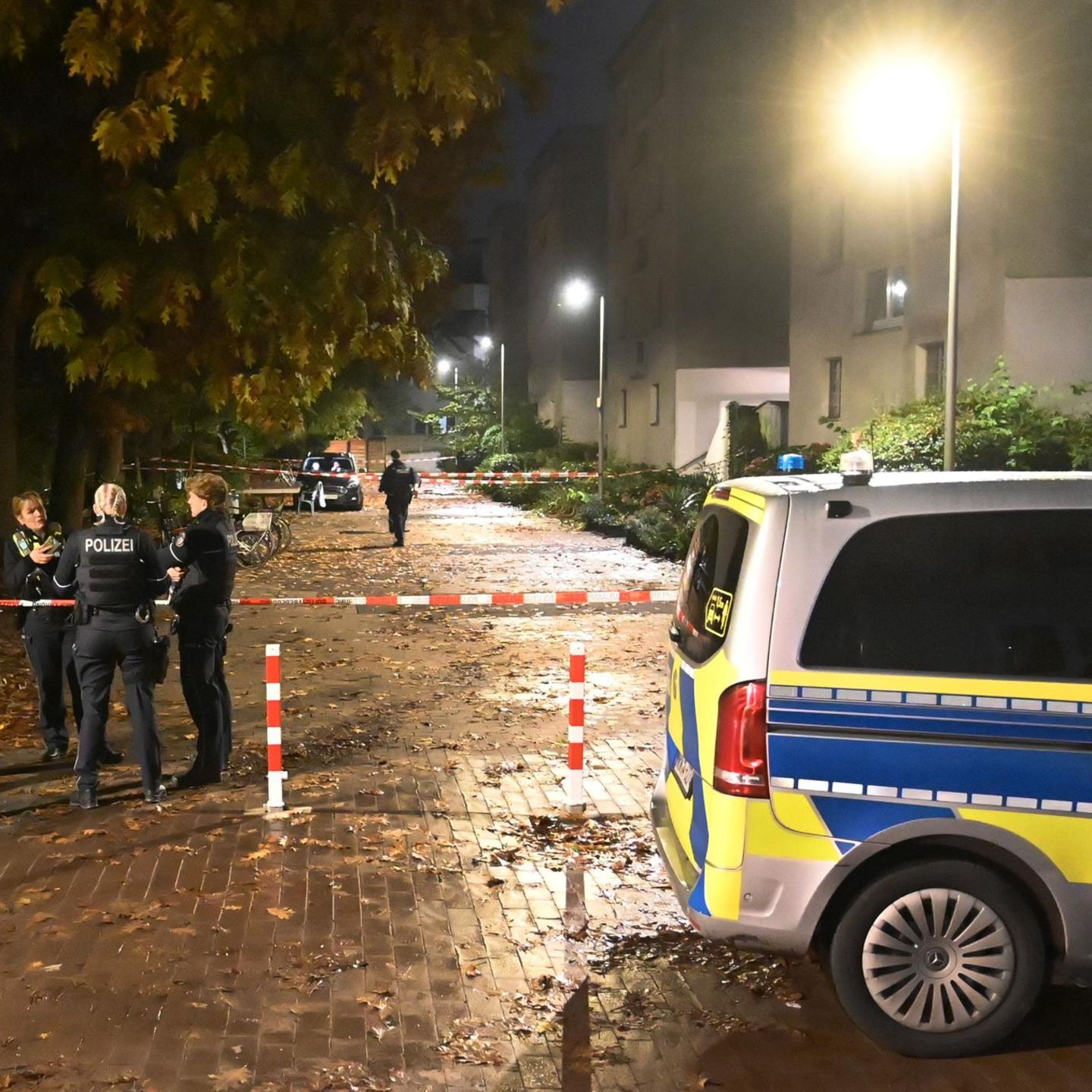 Nach der Tat sicherten Polizeibeamte Spuren in dem Dorstener Mehrfamilienhaus