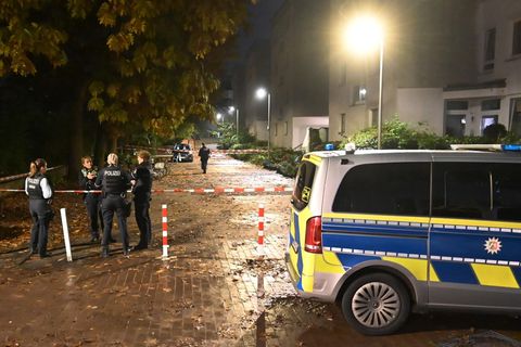 Nach der Tat sicherten Polizeibeamte Spuren in dem Dorstener Mehrfamilienhaus