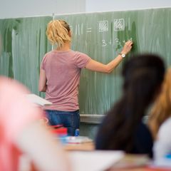 Das Stipendium soll Lehramtsstudierende für die Arbeit auf dem Land begeistern. (Symbolbild) Foto: Julian Stratenschulte/dpa