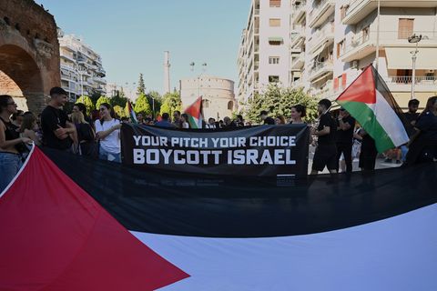 Immer wieder gab es zuletzt Proteste für Palästina und gegen Israel - auch rund um Sportveranstaltungen. Foto: Giannis Papanikos