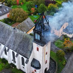 Der Dachstuhl des Kirchturms ist ausgebrannt - die Feuerwehr konnte aber verhindern, dass sich die Flammen weiter ausbreiteten.