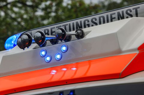 Die Polizei fand den 23-Jährigen mit mehreren Stich- und Schnittverletzungen. (Symbolbild) Foto: Oliver Berg/dpa