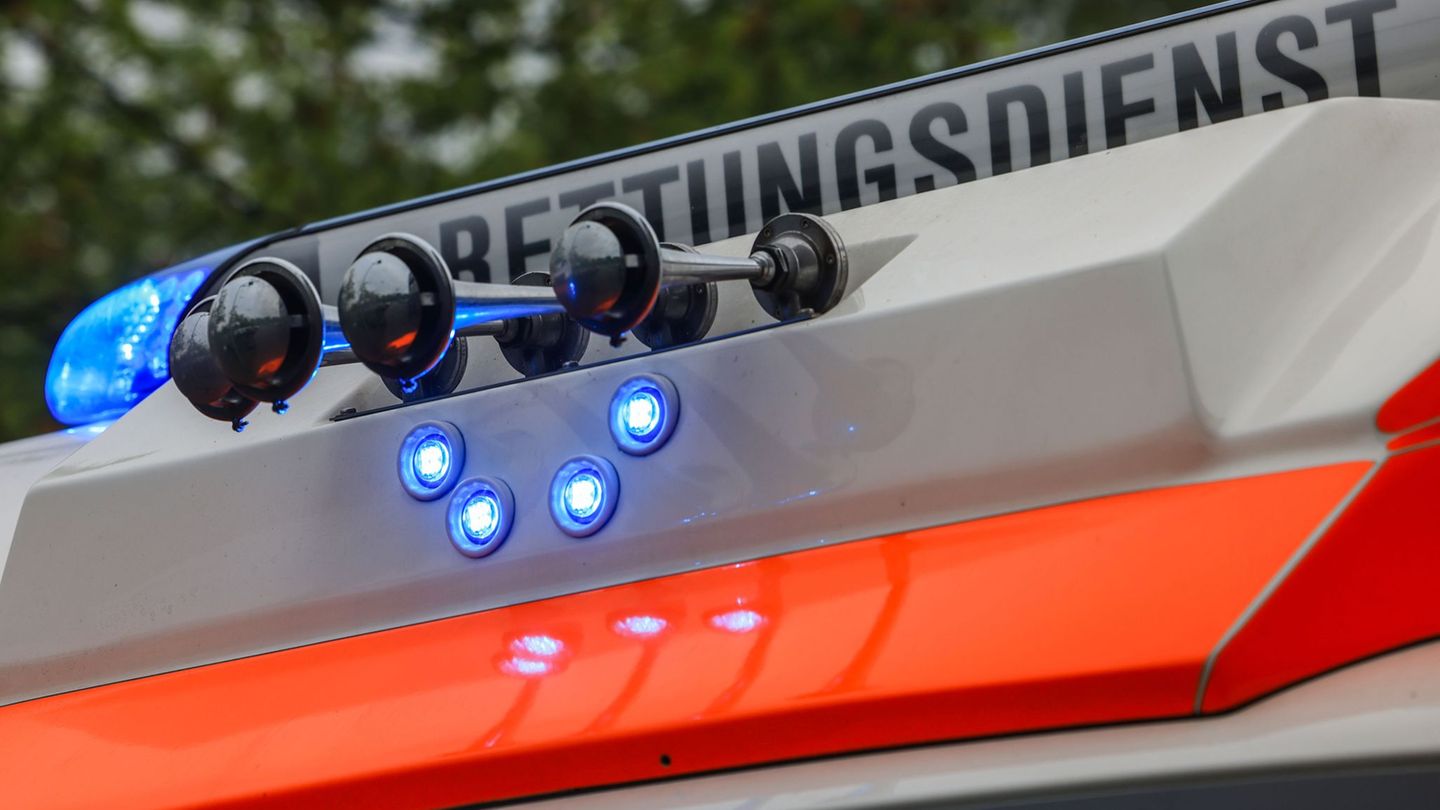 Die Polizei fand den 23-Jährigen mit mehreren Stich- und Schnittverletzungen. (Symbolbild) Foto: Oliver Berg/dpa