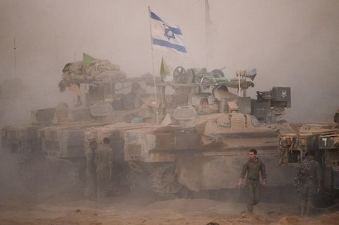 Israelische Soldaten stehen neben ihren Panzern entlang der Grenze zwischen Israel und Gaza,