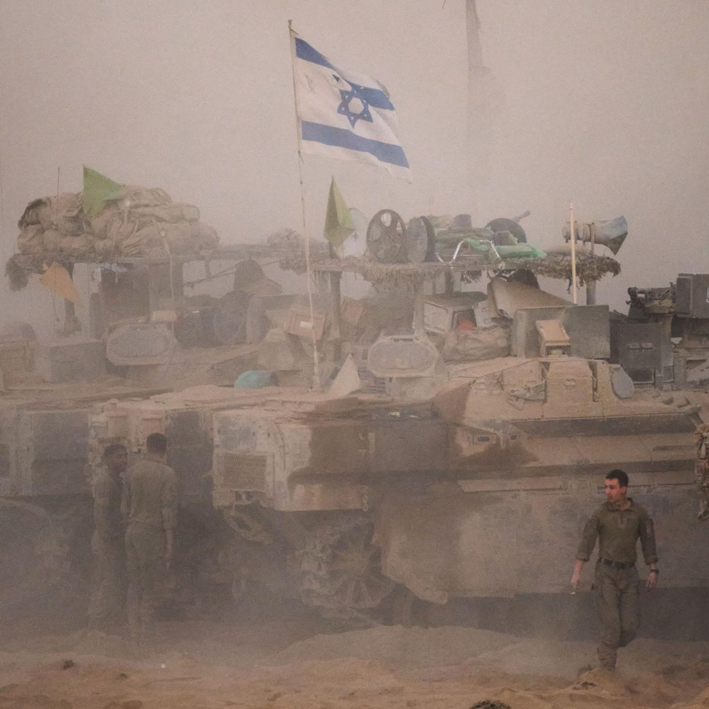 Israelische Soldaten stehen neben ihren Panzern entlang der Grenze zwischen Israel und Gaza,