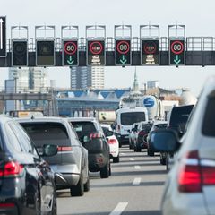 Der ADAC rechnet zum Ferienbeginn auf den Autobahnen im Nordwesten mit viel Verkehr. (Symbolfoto) Foto: Georg Wendt/dpa