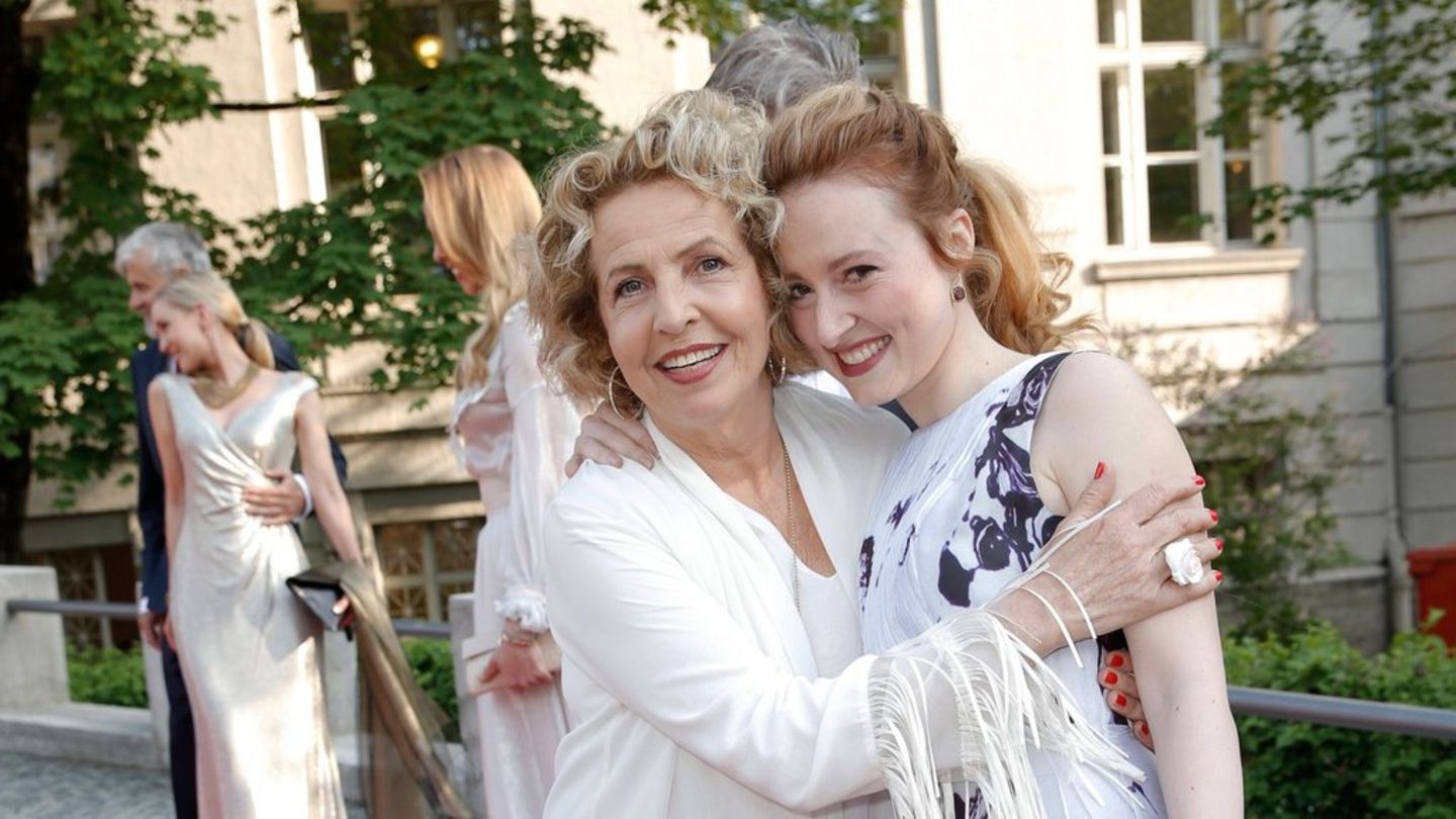 Michaela May (l.) und Filmtochter Wanda Perdelwitz 2018 bei der Verleihung des Blauen Panther in München.