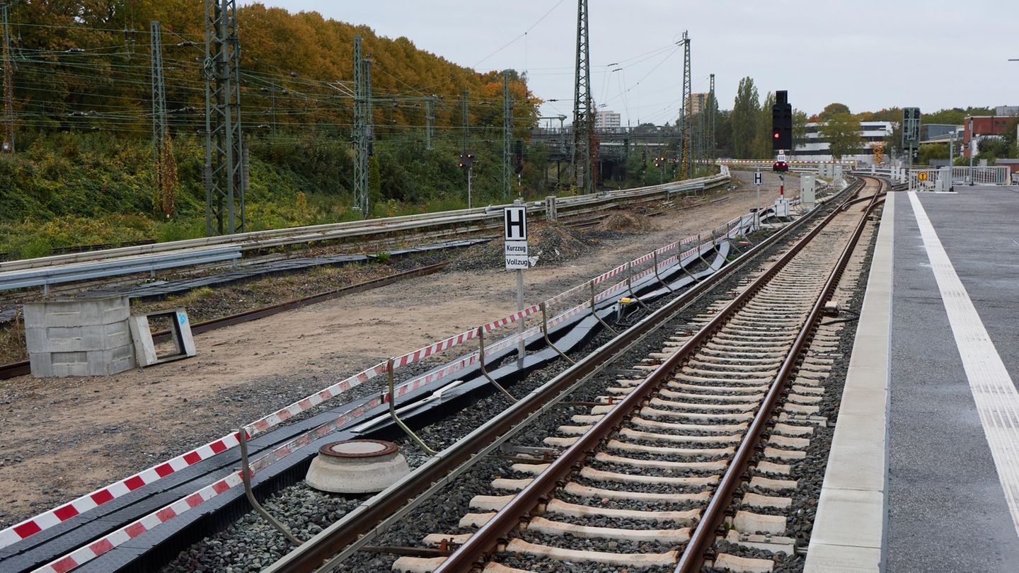 Der neue Bahnhof soll nun erst 2029 fertig werden. Foto: Georg Wendt/dpa