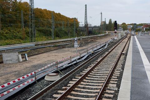 Der neue Bahnhof soll nun erst 2029 fertig werden. Foto: Georg Wendt/dpa