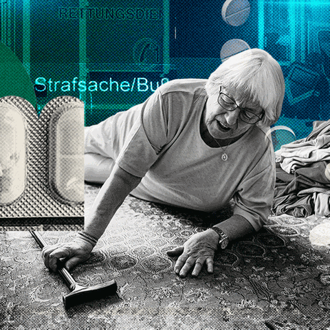 Eine Seniorin liegt auf dem Boden