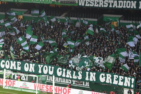 Werder-Fans in der Frauen-Bundesliga. Foto: Carmen Jaspersen/dpa