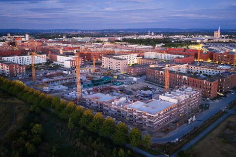 Die Bauwirtschaft bleibt einer IHK-Umfrage zufolge zweigeteilt: Während der Tiefbau profitiert, fehlt es im Wohnungsbau an Auftr