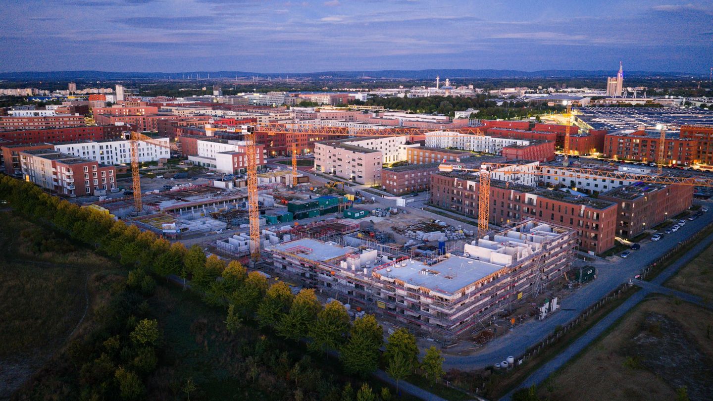 Die Bauwirtschaft bleibt einer IHK-Umfrage zufolge zweigeteilt: Während der Tiefbau profitiert, fehlt es im Wohnungsbau an Auftr
