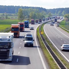 Höheren Lohn sollen die Beschäftigten in der Speditions- und Logistikbranche vom 1. Oktober an bekommen. (Archivfoto) Foto: Soer