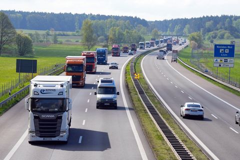 Höheren Lohn sollen die Beschäftigten in der Speditions- und Logistikbranche vom 1. Oktober an bekommen. (Archivfoto) Foto: Soer