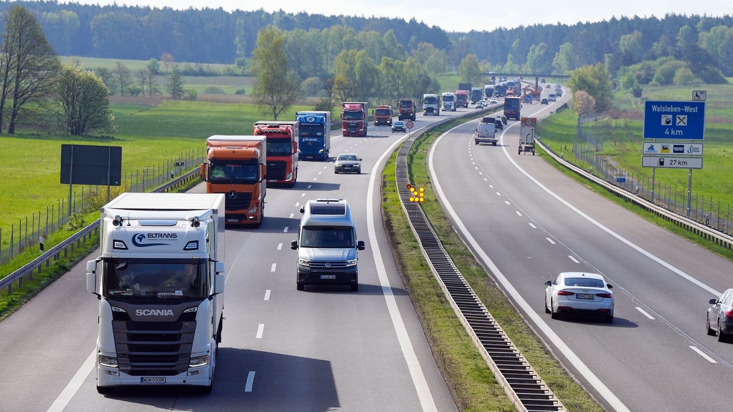 Höheren Lohn sollen die Beschäftigten in der Speditions- und Logistikbranche vom 1. Oktober an bekommen. (Archivfoto) Foto: Soer