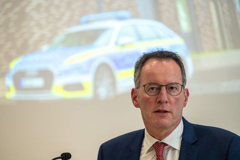 Eine gute digitale Ausstattung gibt den Polizeibeamten im Einsatz Klarheit und Orientierung, betont Innenminister Michael Ebling