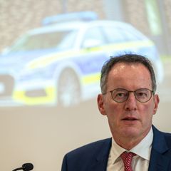 Eine gute digitale Ausstattung gibt den Polizeibeamten im Einsatz Klarheit und Orientierung, betont Innenminister Michael Ebling