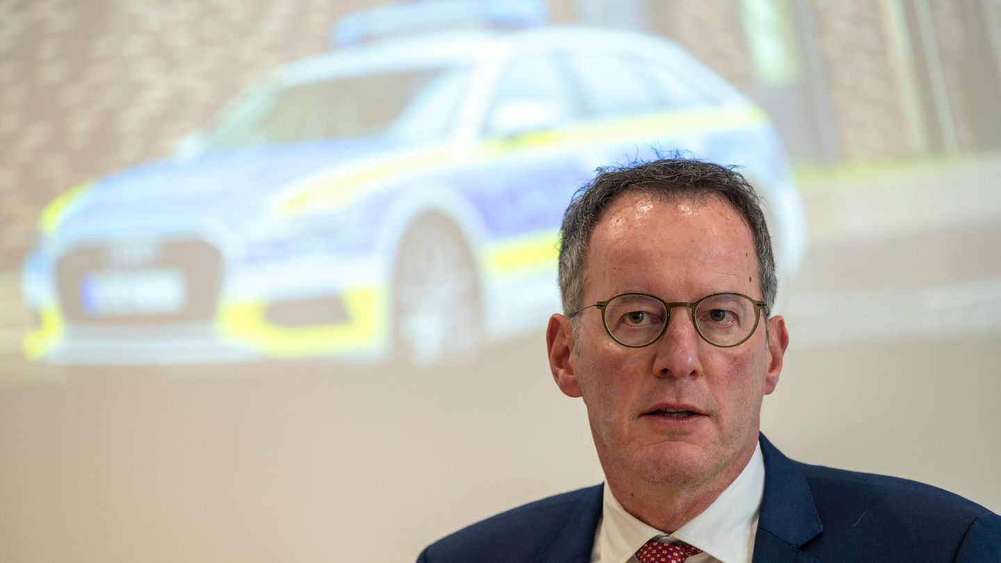 Eine gute digitale Ausstattung gibt den Polizeibeamten im Einsatz Klarheit und Orientierung, betont Innenminister Michael Ebling