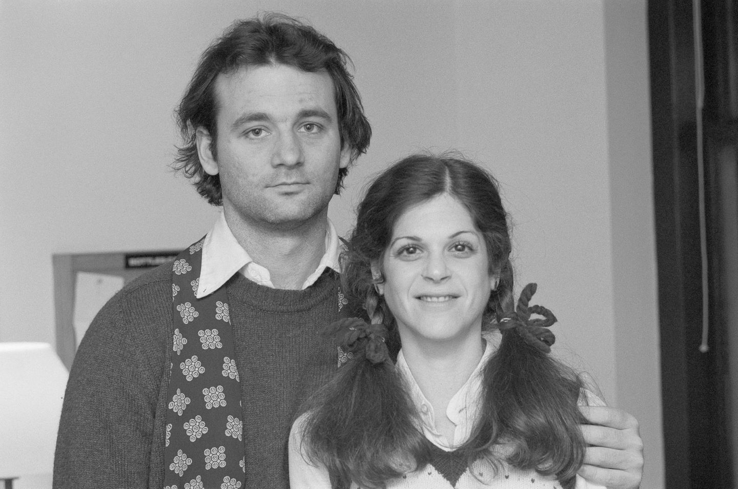 Die Comedians Bill Murray und Gilda Radner treten gemeinsam in Saturday Night Live auf.
