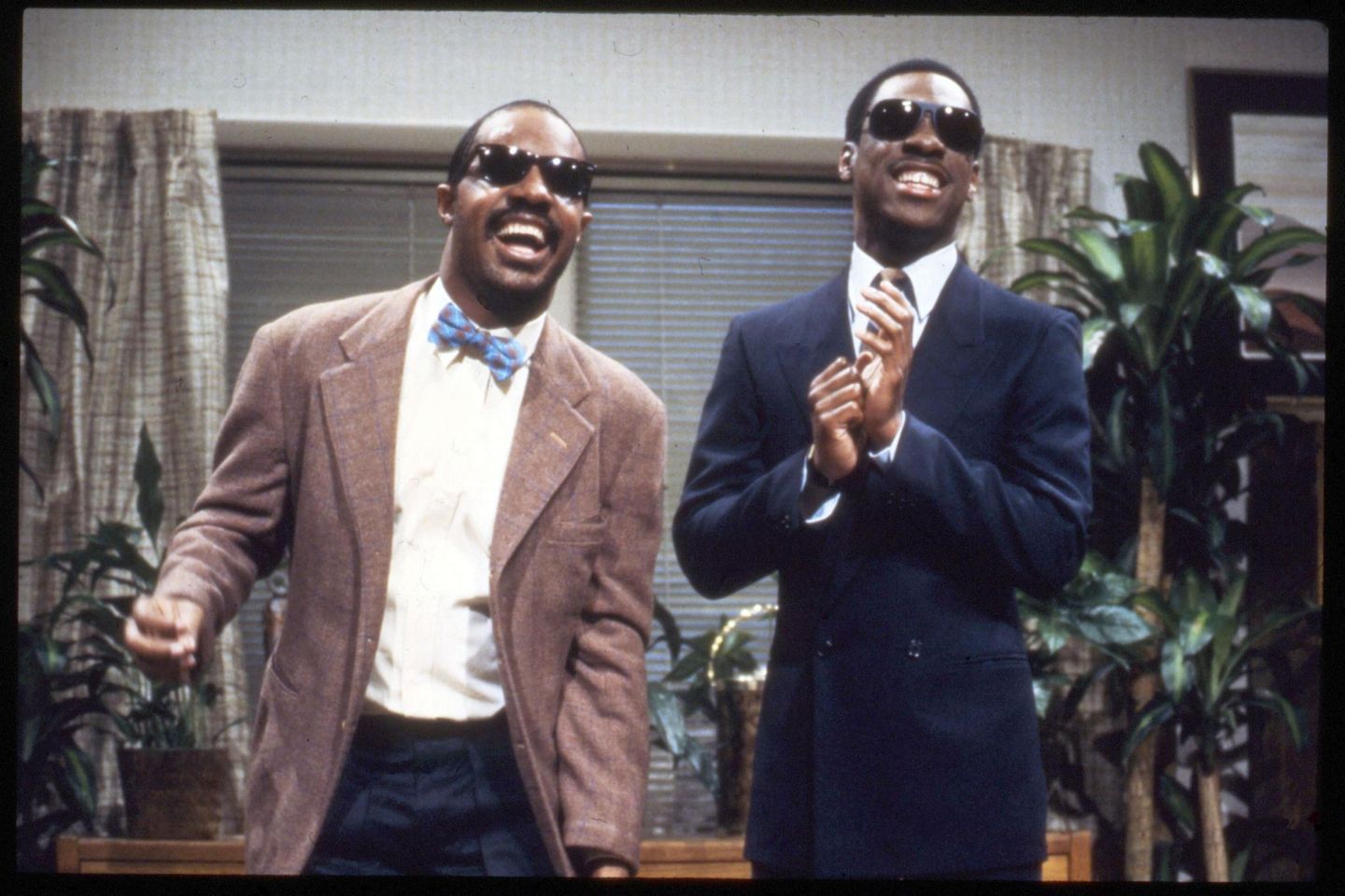 Komiker und Schauspieler Eddie Murphy mit Stevie Wonder  bei der SNL