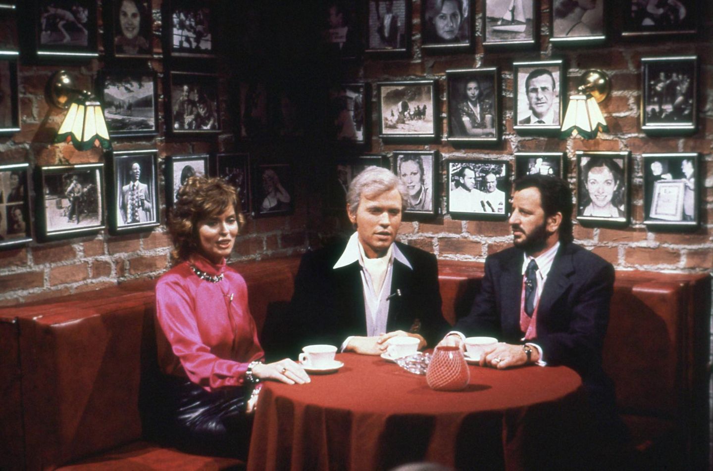 SATURDAY NIGHT LIVE, von links: Barbara Bach, Billy Crystal (als Fernando Lamas), Ringo Starr, Fernando's Hideaway