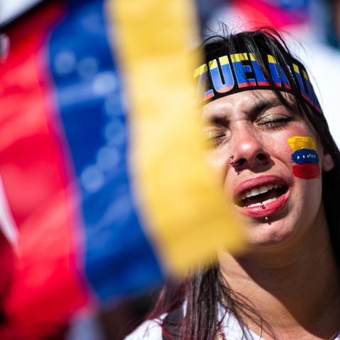 Am Tag der erneuten Amtseinführung des venezolanischen Präsidenten Nicolás Maduro protestiert eine Frau im Januar in der kolumbianischen Hauptstadt Bogotá: Hunderttausende Venezolaner sind ins Nachbarland geflohen. María Machado durfte bei der Präsidentschaftswahl nicht antreten
