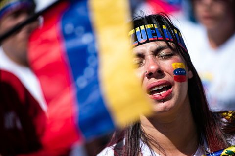 Am Tag der erneuten Amtseinführung des venezolanischen Präsidenten Nicolás Maduro protestiert eine Frau im Januar in der kolumbianischen Hauptstadt Bogotá: Hunderttausende Venezolaner sind ins Nachbarland geflohen. María Machado durfte bei der Präsidentschaftswahl nicht antreten