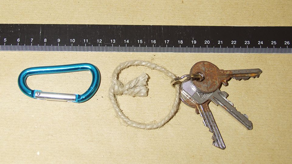 Drei Schlüssel deutscher Hersteller – ein Indiz für die Herkunft der unbekannten Toten Drei Schlüssel deutscher Hersteller – ein Indiz für die Herkunft der unbekannten Toten
