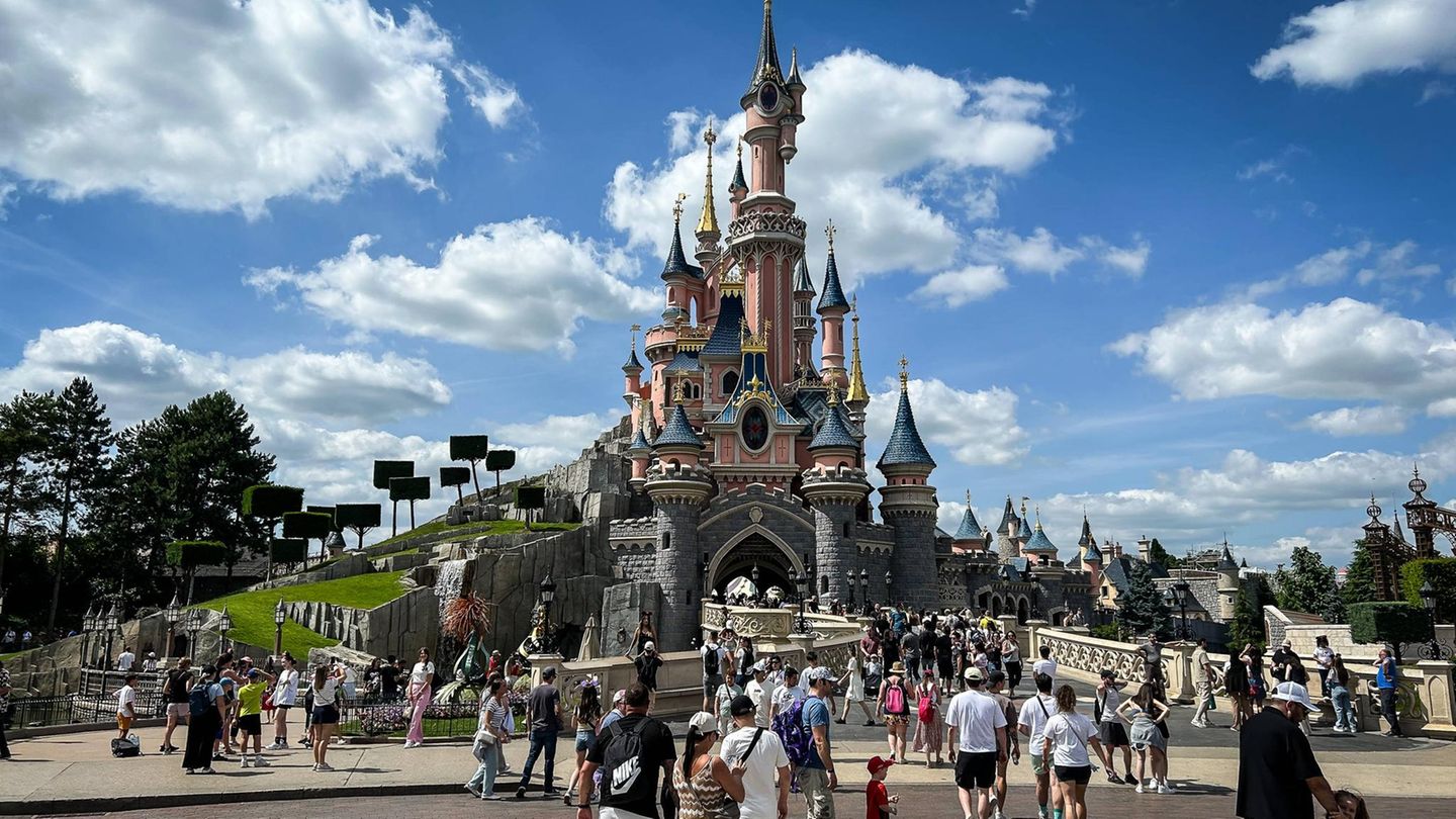 Na klar, wenn Paris die meistbesuchte Stadt der Welt ist, dann interessieren auch die dortigen Sehenswürdigkeiten: Disneyland Paris und der Eiffelturm waren die im Netz meistgesuchten Attraktionen. Wobei der Freizeitpark mit fast 14 Millionen Anfragen deutlich vor dem Wahrzeichen der Stadt (neun Millionen) liegt 