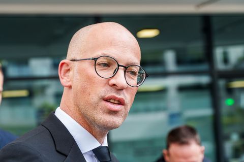 Der Frankfurter Oberstaatsanwalt Dominik Mies äußert sich zu den laufenden Ermittlungen. Foto: Andreas Arnold/dpa