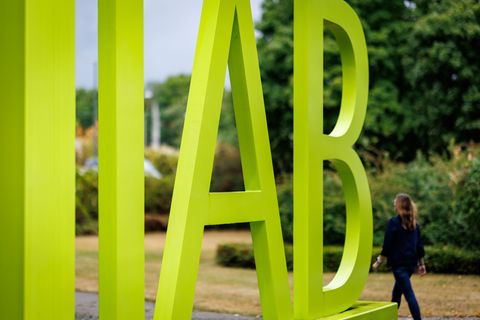 Die Arbeitslosigkeit wird einer IAB-Regionalprognose im Osten leicht zunehmen, im Westen leicht sinken (Archivbild). Foto: Danie