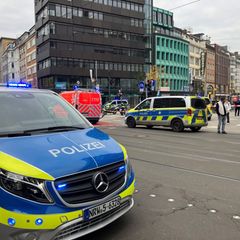 Die Polizei ist zu einem größeren Einsatz ausgerückt. Foto: Frank Christiansen/dpa
