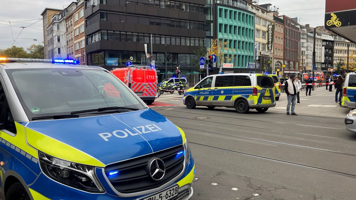 Die Polizei ist zu einem größeren Einsatz ausgerückt. Foto: Frank Christiansen/dpa