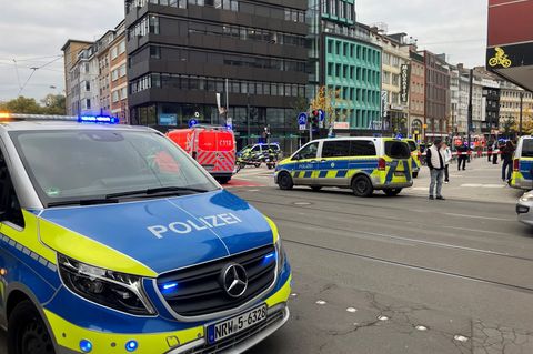 Die Polizei ist zu einem größeren Einsatz ausgerückt. Foto: Frank Christiansen/dpa