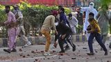 Lahore, Pakistan. Anhänger der islamistischen Partei "Tehreek-e-Labbaik Pakistan" werfen während Zusammenstößen vor ihrem pro-palästinensischen Marsch in die Hauptstadt Islamabad Steine in Richtung der Polizei
