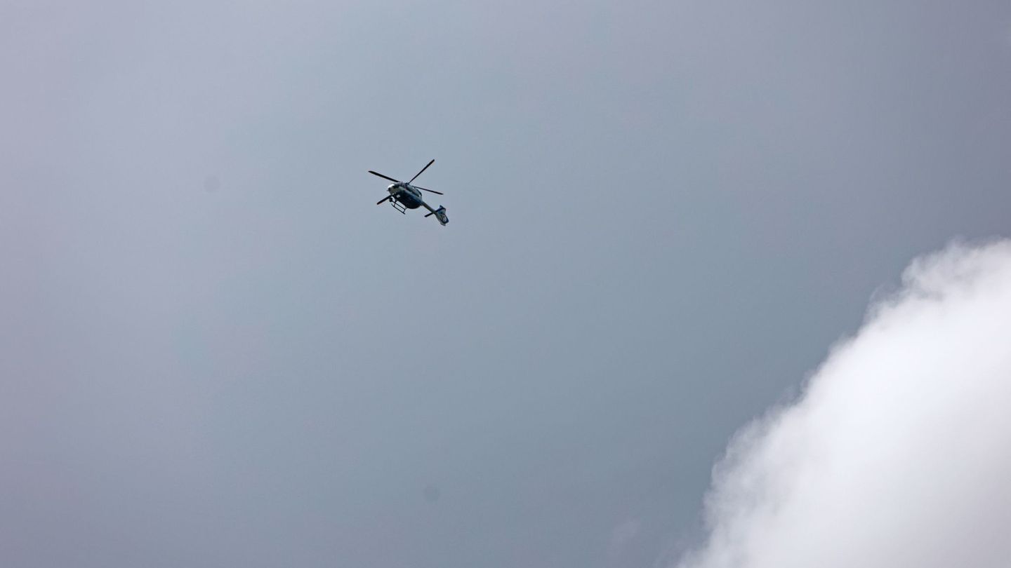Die Hubschrauber-Crew blieb unverletzt. (Symbolbild) Foto: Matthias Bein/dpa