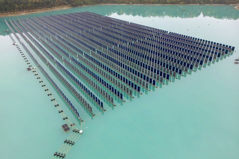 Normalerweise sind Solarpanele bei schwimmenden Anlagen flach auf dem Wasser - hier stehen sie aufrecht. Foto: Peter Kneffel/dpa