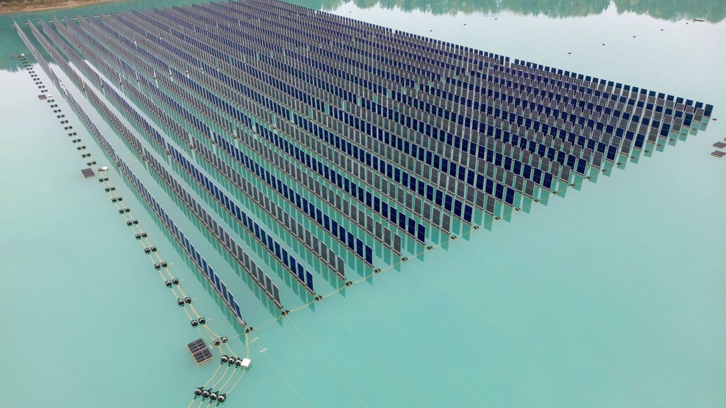 Normalerweise sind Solarpanele bei schwimmenden Anlagen flach auf dem Wasser - hier stehen sie aufrecht. Foto: Peter Kneffel/dpa