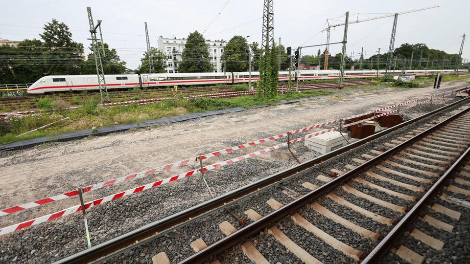 Wie Sie sehen, sehen Sie nichts: Baustelle am geplanten Fernbahnhof Hamburg-Altona Wie Sie sehen, sehen Sie nichts: Baustelle am geplanten Fernbahnhof Hamburg-Altona