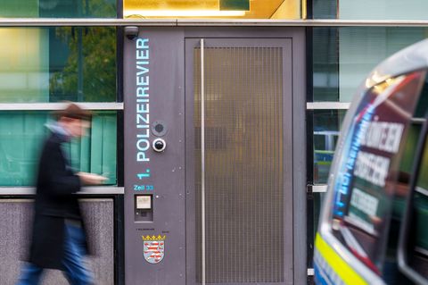 Der Verdacht gefährde das Ansehen der Polizei, sagt der Frankfurter Polizeipräsident. Foto: Andreas Arnold/dpa