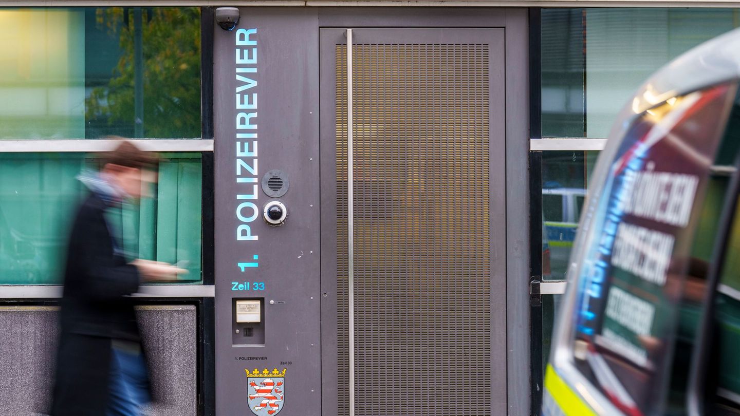 Der Verdacht gefährde das Ansehen der Polizei, sagt der Frankfurter Polizeipräsident. Foto: Andreas Arnold/dpa