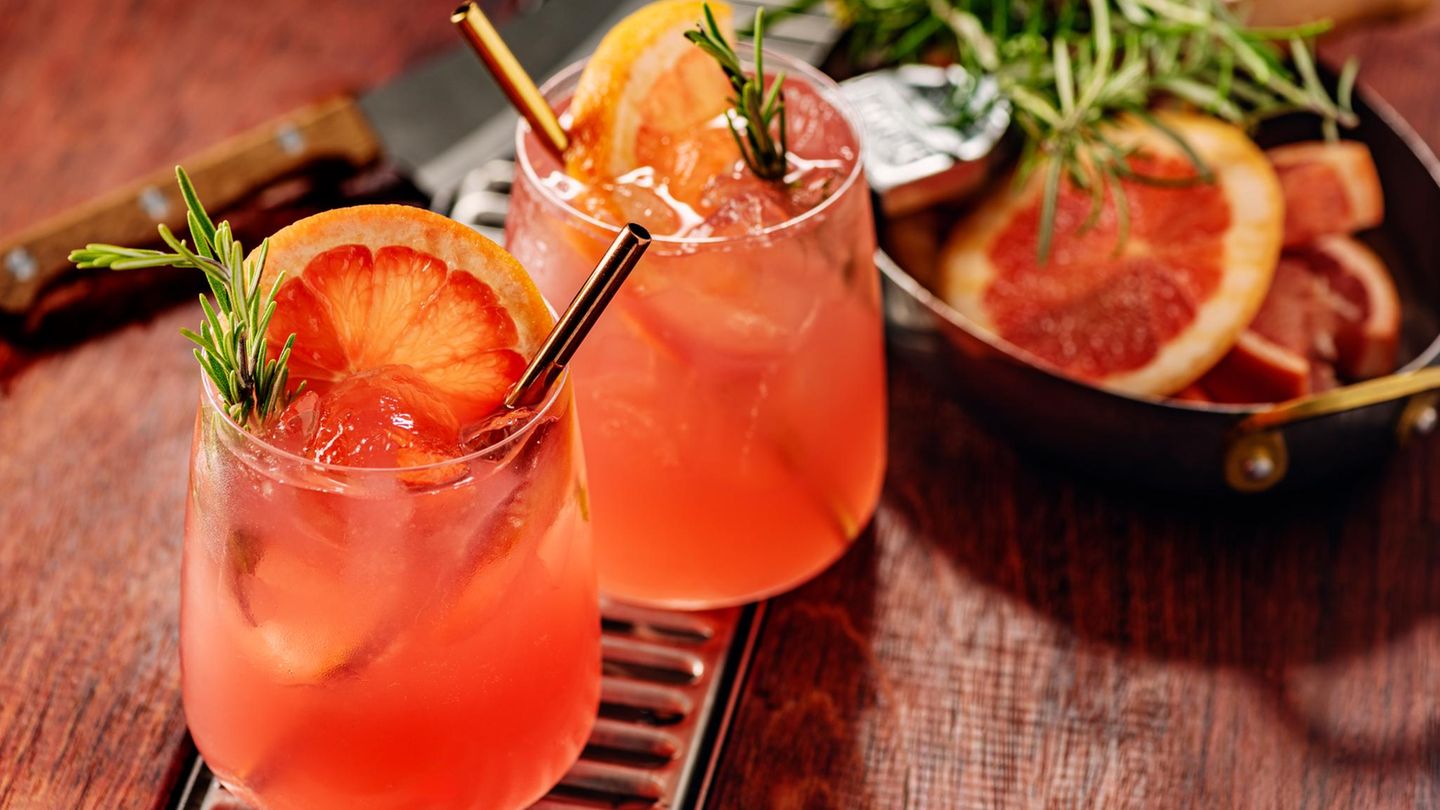 ohne Alkohol: zwei Cocktails mit Orangenscheibchen ohne Alkohol: zwei Cocktails mit Orangenscheibchen