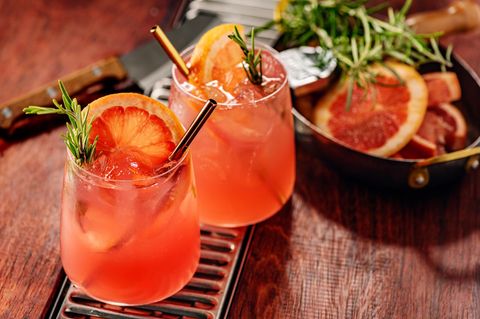 ohne Alkohol: zwei Cocktails mit Orangenscheibchen