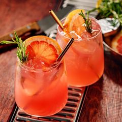 ohne Alkohol: zwei Cocktails mit Orangenscheibchen