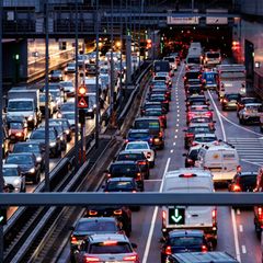 Berufsverkehr in München. Tagtäglich fährt die Bevölkerung einer Großstadt von außerhalb zum Arbeiten in die bayerische Landesha