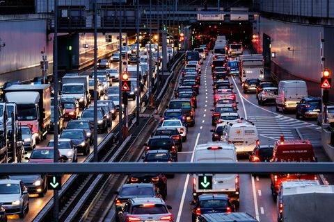 Berufsverkehr in München. Tagtäglich fährt die Bevölkerung einer Großstadt von außerhalb zum Arbeiten in die bayerische Landesha