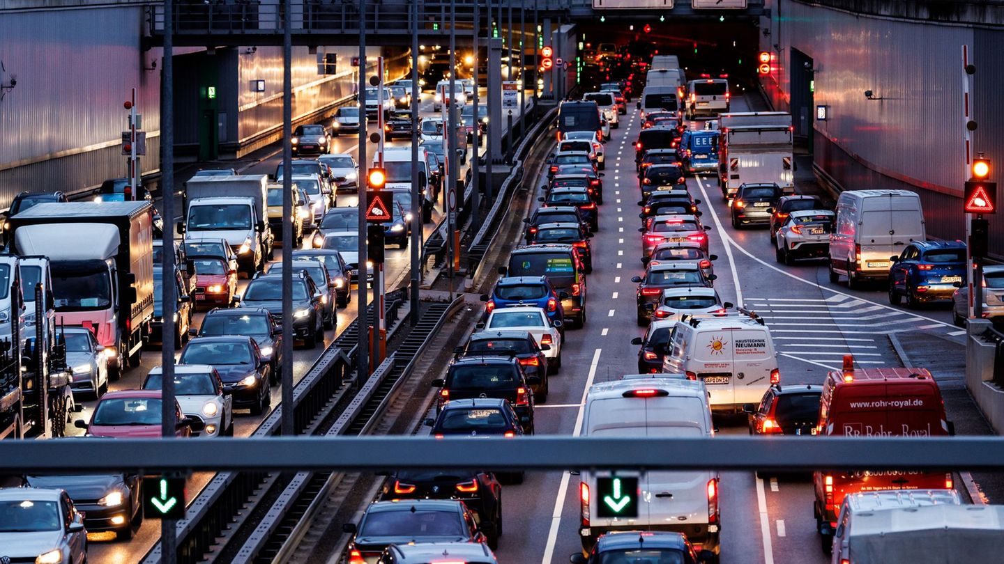 Berufsverkehr in München. Tagtäglich fährt die Bevölkerung einer Großstadt von außerhalb zum Arbeiten in die bayerische Landesha