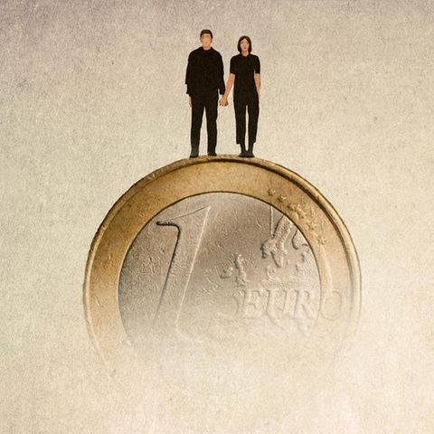 Grundsicherung statt Bürgergeld: Ein Paar steht auf einem schwindenen Euro